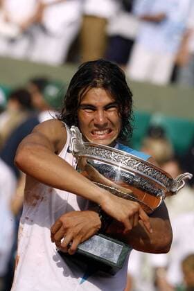 Rafael Nadal (Spanien) umarmt nach dem Sieg der French Open 2007 die Trophäe - Tennis Herren French Open 2007, Grand Slam, ATP Tour, Endspiel, Finale Einzelbild Roland Garros Paris Begeisterung, Freude, Tennis Herren French Open 2007, Grand Slam, ATP Tour, Endspiel, Finale Einzelbild Roland Garros Paris Begeisterung, Freude,