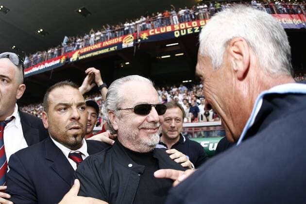 Präsident Aurelio de Laurentis (Mitte) wird von Trainer Edoardo Reja (beide SSC Neapel, re.) zum feststehenden Aufstieg beglückwünscht -  Fußball Herren Serie B 2006 2007, 2. Italienische Liga, SSC Neapel, Napoli Gruppe Aufsteiger Genua Fußball Herren Serie B 2006 2007, 2. Italienische Liga, SSC Neapel, Napoli Gruppe Aufsteiger Genua