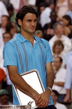 Roger Federer (Schweiz) erhält die Trophäe für den zweiten Platz bei den French Open 2007 - Tennis Herren French Open 2007, Grand Slam, ATP Tour, Endspiel, Finale Einzelbild Roland Garros Paris Enttäuschung, Tennis Herren French Open 2007, Grand Slam, ATP Tour, Endspiel, Finale Einzelbild Roland Garros Paris Enttäuschung,