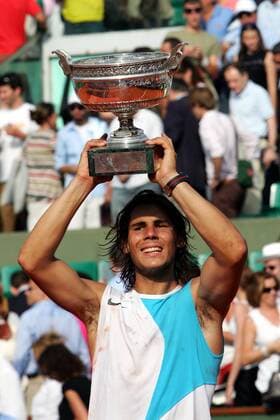 Rafael Nadal (Spanien) präsentiert die Trophäe für den Sieg bei den French Open 2007 - Tennis Herren French Open 2007, Grand Slam, ATP Tour, Finale, Endspiel Einzelbild Roland Garros Paris Freude, Tennis Herren French Open 2007, Grand Slam, ATP Tour, Finale, Endspiel Einzelbild Roland Garros Paris Freude,