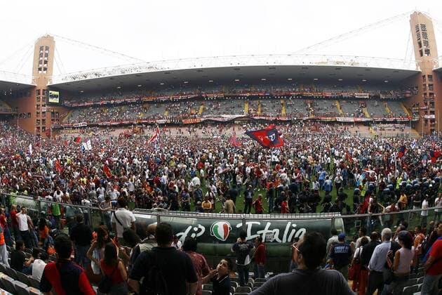 Fans von FC Genua strömen nach dem feststehenden Aufstieg auf das Spielfeld des Stadio Luigi Ferraris -  Fußball Herren Serie B 2006 2007, 2. Italienische Liga, FC Genua 1893 Totale Stadio Luigi Ferraris Genua Genoa CFC Fußball Herren Serie B 2006 2007, 2. Italienische Liga, FC Genua 1893 Totale Stadio Luigi Ferraris Genua Genoa CFC