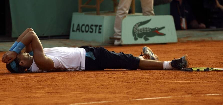 Rafael Nadal (Spanien) glücklich am Boden nach dem Sieg bei den French Open 2007 Tennis Herren French Open 2007, Grand Slam, ATP Tour, Endspiel, Finale Einzelbild Roland Garros Paris Freude, Begeisterung, Tennis Herren French Open 2007, Grand Slam, ATP Tour, Endspiel, Finale Einzelbild Roland Garros Paris Freude, Begeisterung,