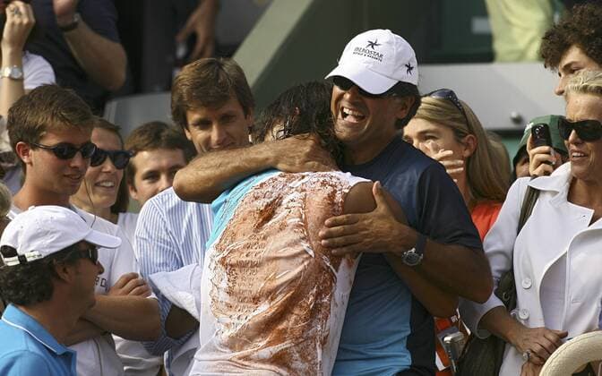 Rafael Nadal (Spanien) umarmt nach dem Sieg der French Open 2007 seinen Coach und Onkel Toni Nadal Tennis Herren French Open 2007, Grand Slam, ATP Tour, Endspiel, Finale Gruppe Roland Garros Paris Begeisterung, Freude, Tennis Herren French Open 2007, Grand Slam, ATP Tour, Endspiel, Finale Gruppe Roland Garros Paris Begeisterung, Freude,