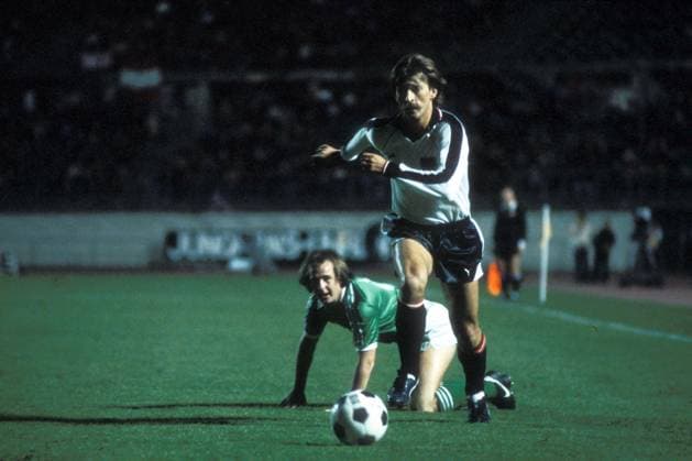 Felix Gasselich (Österreich, re.) am Ball, David McCreery (Nordirland) schaut hinterher Fußball Länderspiel Herren EM Qualifikation 1982, Nationalmannschaft, Nationaltrikot, Österreich - Nordirland 2:0, Vdia Gruppe Wien Dynamik, Fußball Länderspiel Herren EM Qualifikation 1982, Nationalmannschaft, Nationaltrikot, Österreich - Nordirland 2:0, Vdia Gruppe Wien Dynamik,