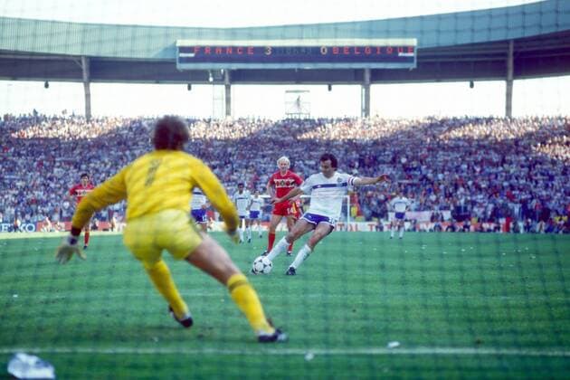 Michel Platini (Frankreich, re.) verlädt Torwart Jean Marie Pfaff (Belgien) und trifft per Elfmeter zum 4:0 Fußball Länderspiel Herren EM 1984, Nationalmannschaft, Nationaltrikot, Gruppe A, Frankreich - Belgien 5:0 Gruppe Nantes Dynamik, Fußball Länderspiel Herren EM 1984, Nationalmannschaft, Nationaltrikot, Gruppe A, Frankreich - Belgien 5:0 Gruppe Nantes Dynamik,