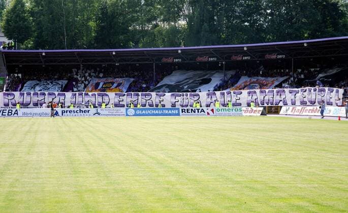 Fußball, Stadiongeschichte FC Erzgebirge Aue Ruhm und Ehre für Aue Amateure - Auer Fans präsentieren ein Spruchband Fußball Herren Landepokal Sachsen 2006 2007, sächsischer Pokal, Pokalspiel, Finale, Endspiel, Sachsenpokal, Vdig Totale Erzgebirgsstadion Aue Fußball Herren Landepokal Sachsen 2006 2007, sächsischer Pokal, Pokalspiel, Finale, Endspiel, Sachsenpokal, Vdig Totale Erzgebirgsstadion Aue