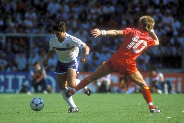 Alain Giresse (Frankreich, li.) gegen Ludo Coeck (Belgien) Fußball Länderspiel Herren EM 1984, Nationalmannschaft, Nationaltrikot, Gruppe A, Frankreich - Belgien 5:0 Gruppe Nantes Dynamik, Fußball Länderspiel Herren EM 1984, Nationalmannschaft, Nationaltrikot, Gruppe A, Frankreich - Belgien 5:0 Gruppe Nantes Dynamik,