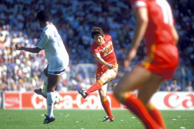 Rene Vandereycken (Belgien, Mitte) zieht ab, daneben Jean Tigana (Frankreich, li.) Fußball Länderspiel Herren EM 1984, Nationalmannschaft, Nationaltrikot, Gruppe A, Frankreich - Belgien 5:0 Gruppe Nantes Dynamik, Fußball Länderspiel Herren EM 1984, Nationalmannschaft, Nationaltrikot, Gruppe A, Frankreich - Belgien 5:0 Gruppe Nantes Dynamik,