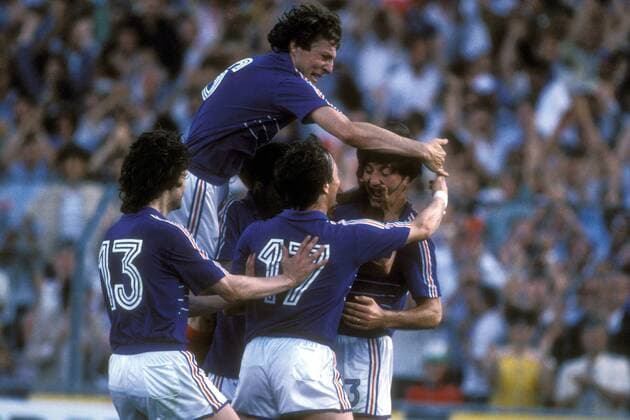 Torjubel Frankreich, v.li.: Didier Six, Luis Fernandez, Bernard Lacombe und Torschütze Jean Francois Domergue Fußball Länderspiel Herren EM 1984, Nationalmannschaft, Nationaltrikot, Halbfinale Gruppe Nantes Freude, Begeisterung, Fußball Länderspiel Herren EM 1984, Nationalmannschaft, Nationaltrikot, Halbfinale Gruppe Nantes Freude, Begeisterung,