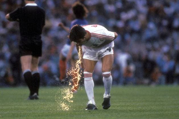 Antonio Manuel Frasco Vieira (Portugal) muss sich übergeben Fußball Länderspiel Herren EM 1984, Nationalmannschaft, Nationaltrikot, Halbfinale Einzelbild Nantes Erschöpfung Fußball Länderspiel Herren EM 1984, Nationalmannschaft, Nationaltrikot, Halbfinale Einzelbild Nantes Erschöpfung