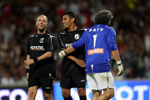 Sonny Anderson (Brasilien, Mitte) mit dem Sänger Pascal Obispo (li.) und Torwart Joel Bats (Lyon beide Frankreich) während seines Abschiedsspiels -  (pan20704) Fußball Herren Sonny Andersons Abschiedsspiel 2007, Abschied, verabschieden, Verabschiedung, Jubile Gruppe Lyon Fußball Herren Sonny Andersons Abschiedsspiel 2007, Abschied, verabschieden, Verabschiedung, Jubile Gruppe Lyon  