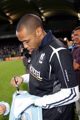Thierry Henry (Frankreich Arsenal London) gibt während des Abschiedsspiels von Sonny Andersons (Brasilien) Autogramme -  (pan20704) Fußball Herren Sonny Andersons Abschiedsspiel 2007, Abschied, verabschieden, Verabschiedung, Jubile Einzelbild Lyon Fußball Herren Sonny Andersons Abschiedsspiel 2007, Abschied, verabschieden, Verabschiedung, Jubile Einzelbild Lyon  