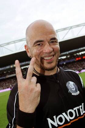 Sänger Pascal Obispo (Frankreich) gut gelaunt während des Abschiedsspiels von Sonny Anderson (Brasilien) - (pan20704) Fußball Herren Sonny Andersons Abschiedsspiel 2007, Abschied, verabschieden, Verabschiedung, Jubile Porträt Lyon Freude, Fußball Herren Sonny Andersons Abschiedsspiel 2007, Abschied, verabschieden, Verabschiedung, Jubile Porträt Lyon Freude,