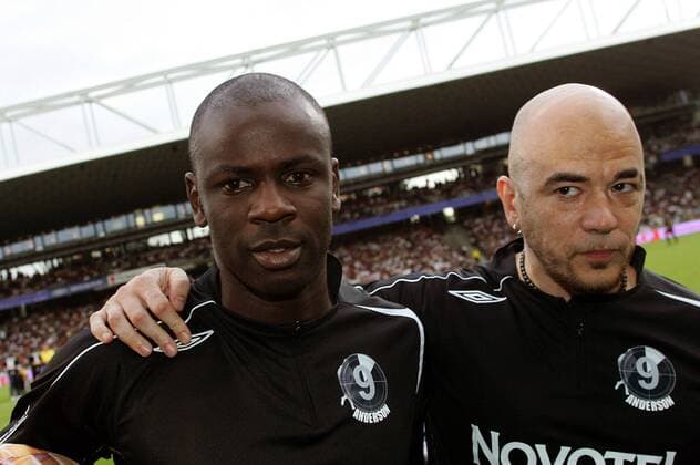 Lilian Thuram (li.) und Sänger Pascal Obispo (beide Frankreich) während des Abschiedsspiels von Sonny Anderson (Brasilien) -  (pan20704) Fußball Herren Sonny Andersons Abschiedsspiel 2007, Abschied, verabschieden, Verabschiedung, Jubile Gruppe Lyon Fußball Herren Sonny Andersons Abschiedsspiel 2007, Abschied, verabschieden, Verabschiedung, Jubile Gruppe Lyon  