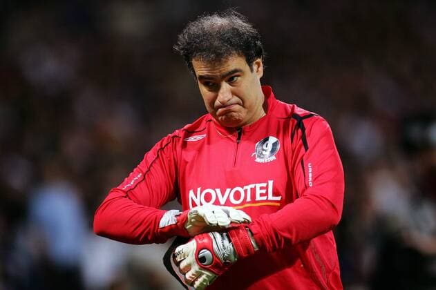 Schauspieler Raphael Mezrahi (Frankreich) spielt während des Abschiedsspiels von Sonny Anderson (Brasilien) als Torwart -  (pan20704) Fußball Herren Sonny Andersons Abschiedsspiel 2007, Abschied, verabschieden, Verabschiedung, Jubile Einzelbild Lyon Fußball Herren Sonny Andersons Abschiedsspiel 2007, Abschied, verabschieden, Verabschiedung, Jubile Einzelbild Lyon  