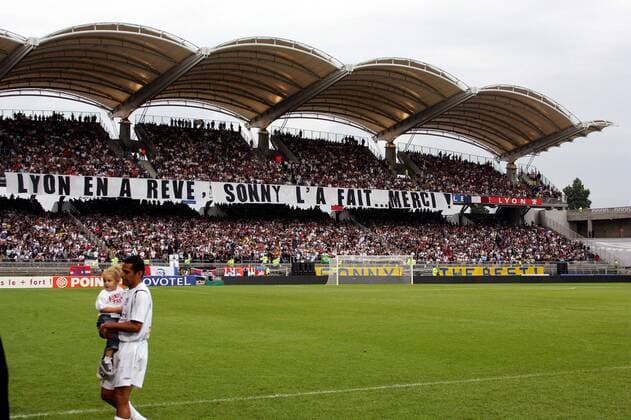 Dank der Fans an Sonny Anderson (Brasilien) während seines Abschiedsspiels - Sonny hat einen Traum in Lyon verwirklicht - Lyon en a Reve, Sonny la fait.. Merci! -  (pan20704) Fußball Herren Sonny Andersons Abschiedsspiel 2007, Abschied, verabschieden, Verabschiedung, Jubile Totale Lyon Fußball Herren Sonny Andersons Abschiedsspiel 2007, Abschied, verabschieden, Verabschiedung, Jubile Totale Lyon  