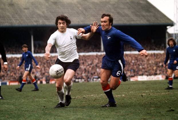 Joe Kinnear (Tottenham Hotspur, li.) gegen Ron Harris (Chelsea) -  Fußball Herren English Football League First Division 1974 1975, One, 1. Englische Liga Gruppe London Dynamik, Fußball Herren English Football League First Division 1974 1975, One, 1. Englische Liga Gruppe London Dynamik,
