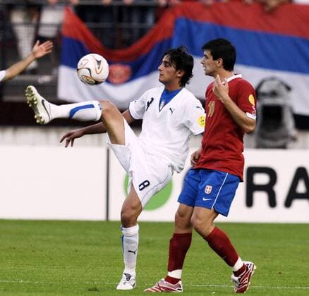 Alberto Aquilani (Italien U 21, li.) gegen Dejan Milovanovic (Serbien U 21) Fußball EM Herren U21 EM 2007, Länderspiel, Nationalteam, Nationaltrikot, Serbien - Italien 1:0 Gruppe Nijmegen Dynamik, Fußball EM Herren U21 EM 2007, Länderspiel, Nationalteam, Nationaltrikot, Serbien - Italien 1:0 Gruppe Nijmegen Dynamik,