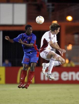Mones Chery (Haiti, li.) gegen Robert Friend (Kanada) - (Icon2110352) Fußball Länderspiel Herren CONCACAF Gold Cup 2007, GoldCup, Nationalteam, Nationaltrikot, Haiti - Kanada 0:2 Gruppe Miami Dynamik, Fußball Länderspiel Herren CONCACAF Gold Cup 2007, GoldCup, Nationalteam, Nationaltrikot, Haiti - Kanada 0:2 Gruppe Miami Dynamik, EDITORIAL USE ONLY