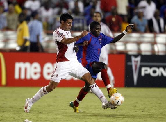 Brunel Fucien (Haiti, re.) gegen Ante Jazic (Kanada) - (Icon2110338) Fußball Länderspiel Herren CONCACAF Gold Cup 2007, GoldCup, Nationalteam, Nationaltrikot, Haiti - Kanada 0:2 Gruppe Miami Dynamik, Fußball Länderspiel Herren CONCACAF Gold Cup 2007, GoldCup, Nationalteam, Nationaltrikot, Haiti - Kanada 0:2 Gruppe Miami Dynamik, EDITORIAL USE ONLY