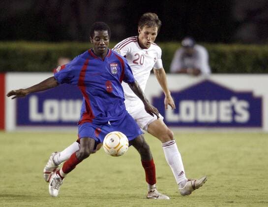 Turlien Romulus (Haiti, li.) gegen Chris Pozniak (Kanada) - (Icon2110380) Fußball Länderspiel Herren CONCACAF Gold Cup 2007, GoldCup, Nationalteam, Nationaltrikot, Haiti - Kanada 0:2 Gruppe Miami Dynamik, Fußball Länderspiel Herren CONCACAF Gold Cup 2007, GoldCup, Nationalteam, Nationaltrikot, Haiti - Kanada 0:2 Gruppe Miami Dynamik, EDITORIAL USE ONLY