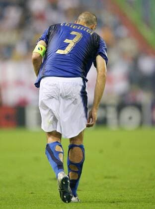 Giorgio Chiellini (Italien U 21) hat an seinen Stutzen unübersehbare Kampfspuren -  Fußball Länderspiel Herren U21 EM 2007, Nationalmannschaft, Nationaltrikot Gruppe B, Vdig Einzelbild Arnheim Kampf Fußball Länderspiel Herren U21 EM 2007, Nationalmannschaft, Nationaltrikot Gruppe B, Vdig Einzelbild Arnheim Kampf