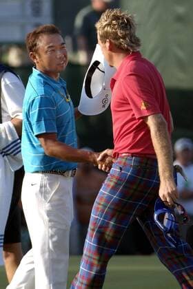 Shingo Katayama (Japan, li.) - shakehands mit Ian Poulter (England) -  (OAK20070614111) Golf Herren US Open 2007, PGA Tour, Gruppe Oakmont Kameradschaft, Golf Herren US Open 2007, PGA Tour, Gruppe Oakmont Kameradschaft,