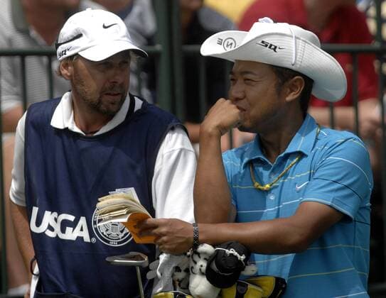 Shingo Katayama (Japan) im Gespräch mit seinem Caddie Mike Byrnes -  (OAK20070614350) Golf Herren US Open 2007, PGA Tour, Gruppe Oakmont Golf Herren US Open 2007, PGA Tour, Gruppe Oakmont