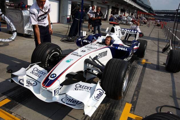 Mechaniker nehmen Einstellungen am Boliden von Sebastian Vettel (Deutschland BMW Sauber) vor Motorsport Grand Prix Herren Großer Preis der USA 2007, Formel 1 Weltmeisterschaft, F1, F, GP, WM, Test Gruppe Indianapolis Motorsport Grand Prix Herren Großer Preis der USA 2007, Formel 1 Weltmeisterschaft, F1, F, GP, WM, Test Gruppe Indianapolis