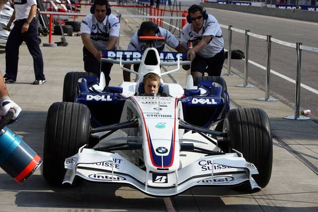Sebastian Vettel (Deutschland BMW Sauber) wird in seinem Boliden von Mechanikern durch die Boxengasse geschoben Motorsport Grand Prix Herren Großer Preis der USA 2007, Formel 1 Weltmeisterschaft, F1, F, GP, WM, Test Gruppe Indianapolis Motorsport Grand Prix Herren Großer Preis der USA 2007, Formel 1 Weltmeisterschaft, F1, F, GP, WM, Test Gruppe Indianapolis