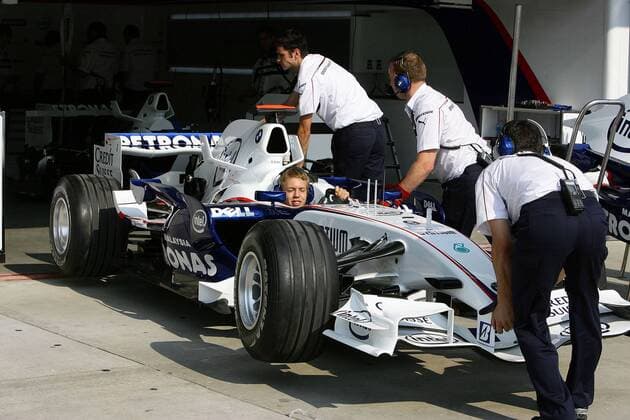 Sebastian Vettel (Deutschland BMW Sauber) wird von Mechanikern mit seinem Boliden rückwärts in die Box geschoben Motorsport Grand Prix Herren Großer Preis der USA 2007, Formel 1 Weltmeisterschaft, F1, F, GP, WM, Test Gruppe Indianapolis Motorsport Grand Prix Herren Großer Preis der USA 2007, Formel 1 Weltmeisterschaft, F1, F, GP, WM, Test Gruppe Indianapolis