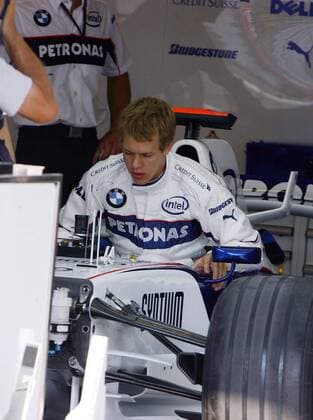 Sebastian Vettel (Deutschland BMW Sauber) steigt in seinen Boliden Motorsport Grand Prix Herren Großer Preis der USA 2007, Formel 1 Weltmeisterschaft, F1, F, GP, WM, Test Einzelbild Indianapolis Motorsport Grand Prix Herren Großer Preis der USA 2007, Formel 1 Weltmeisterschaft, F1, F, GP, WM, Test Einzelbild Indianapolis