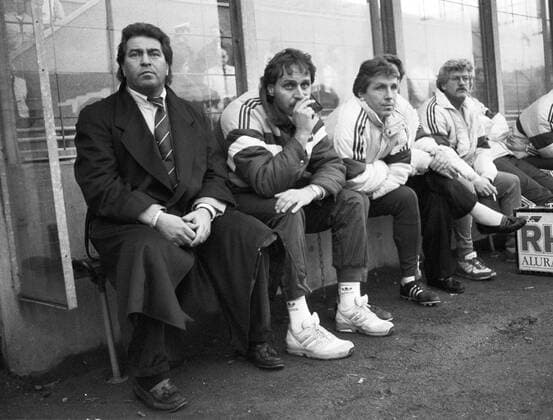 Trainerbank Schalke, v.li.: Präsident Günther Eichberg, Trainer Peter Neururer, Co Trainer Klaus Fischer, Masseur Gerard Kuipers Fußball 2. BL Herren Saison 1989 1990, FC Schalke 04 Gruppe Unterhaching Nachdenklichkeit Fußball 2. BL Herren Saison 1989 1990, FC Schalke 04 Gruppe Unterhaching Nachdenklichkeit