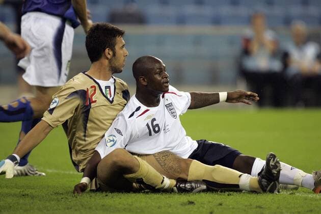Leroy Lita (England U 21) und Torwart Emiliano Viviano (Italien U 21) am Boden Fußball Länderspiel Herren U21 EM 2007, Nationalteam, Nationaltrikot, Gruppe B, England - Italien 2:2 Gruppe Arnheim Fußball Länderspiel Herren U21 EM 2007, Nationalteam, Nationaltrikot, Gruppe B, England - Italien 2:2 Gruppe Arnheim
