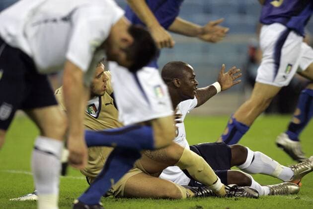 Leroy Lita (England U 21) und Torwart Emiliano Viviano (Italien U 21) am Boden Fußball Länderspiel Herren U21 EM 2007, Nationalteam, Nationaltrikot, Gruppe B, England - Italien 2:2 Gruppe Arnheim Fußball Länderspiel Herren U21 EM 2007, Nationalteam, Nationaltrikot, Gruppe B, England - Italien 2:2 Gruppe Arnheim