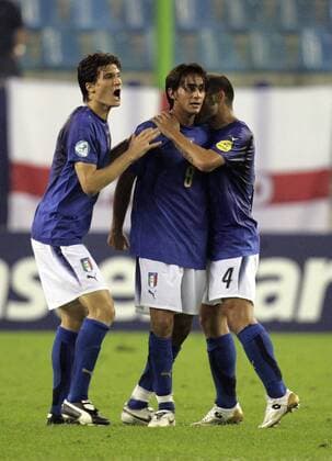 Marco Andreolli (li.), Alberto Aquilani (Mitte) und Antonio Nocerino (alle Italien U 21) - Torjubel Fußball Länderspiel Herren U21 EM 2007, Nationalteam, Nationaltrikot, Gruppe B Gruppe Arnheim Freude, Fußball Länderspiel Herren U21 EM 2007, Nationalteam, Nationaltrikot, Gruppe B Gruppe Arnheim Freude,