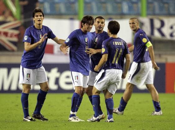 Torjubel Italien U 21 - Torschütze Alberto Aquilani (2.v.li.) lässt sich feiern Fußball Länderspiel Herren U21 EM 2007, Nationalteam, Nationaltrikot, Gruppe B Gruppe Arnheim Freude, Fußball Länderspiel Herren U21 EM 2007, Nationalteam, Nationaltrikot, Gruppe B Gruppe Arnheim Freude,