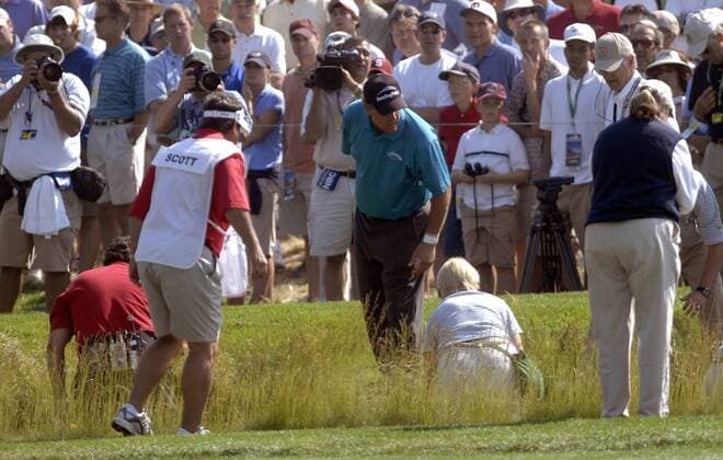 Phil Mickelson (USA, Mitte) sucht mit Offiziellen nach seinem Ball im Heavy Rough -  (OAK20070615322) Golf Herren US Open 2007, PGA Tour Gruppe Oakmont Golf Herren US Open 2007, PGA Tour Gruppe Oakmont