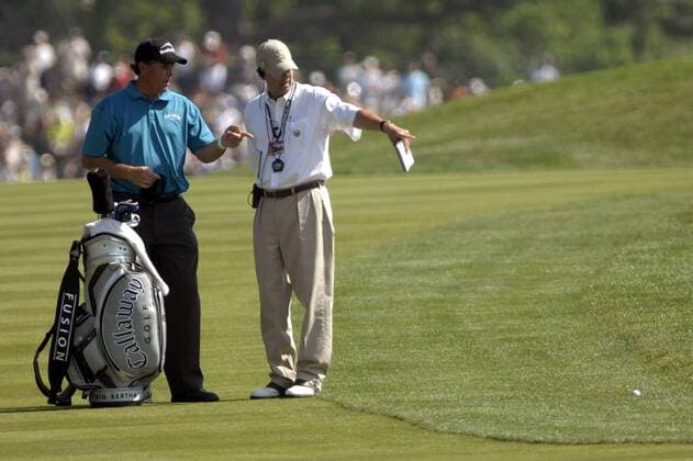 Phil Mickelson (USA, li.) im Gespräch mit einem Offiziellen -  (OAK20070615310) Golf Herren US Open 2007, PGA Tour Gruppe Oakmont Golf Herren US Open 2007, PGA Tour Gruppe Oakmont