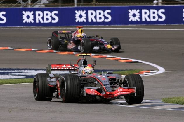 Lewis Hamilton (England McLaren Mercedes, vorn) vor David Coulthard (Schottland Red Bull) Motorsport Grand Prix Herren Großer Preis der USA 2007, Formel 1 Weltmeisterschaft, F1, F, GP, WM Gruppe Indianapolis Motorsport Grand Prix Herren Großer Preis der USA 2007, Formel 1 Weltmeisterschaft, F1, F, GP, WM Gruppe Indianapolis