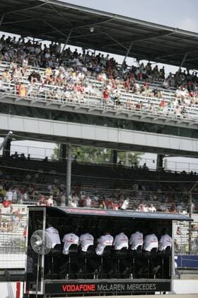 McLaren Mercedes Leitstand vor der Haupttribüne des Indianapolis Motor Speedway Motorsport Grand Prix Herren Großer Preis der USA 2007, Formel 1 Weltmeisterschaft, F1, F, GP, WM Totale Sponsor, Werbepartner, Werbung, Wirtschaft Indianapolis Vodafone Motorsport Grand Prix Herren Großer Preis der USA 2007, Formel 1 Weltmeisterschaft, F1, F, GP, WM Totale Sponsor, Werbepartner, Werbung, Wirtschaft Indianapolis Vodafone