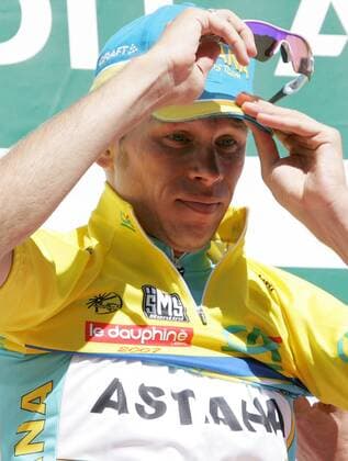 Andrey Kashechkin (Kasachstan Astana) streift sich auch nach der 5. Etappe das gelbe Trikot über Radsport Herren Dauphine Libere 2007, ProTour, Straßenradsport, Straße, Rad, Einzelbild 5. Etappe: Nyons - Digne les Bains Radsport Herren Dauphine Libere 2007, ProTour, Straßenradsport, Straße, Rad, Einzelbild 5. Etappe: Nyons - Digne les Bains