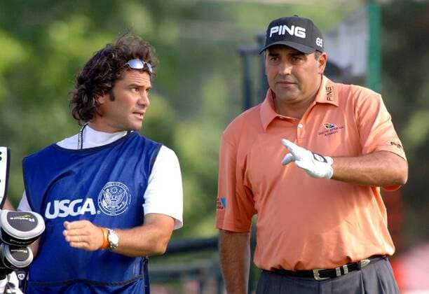 Angel Cabrera (Argentinien, re.) im Gespräch mit seinem Caddie Eddie Gardino -  (OAK2007061508) Golf Herren US Open 2007, PGA Tour Gruppe Oakmont Nachdenklichkeit, Skepsis, Golf Herren US Open 2007, PGA Tour Gruppe Oakmont Nachdenklichkeit, Skepsis,