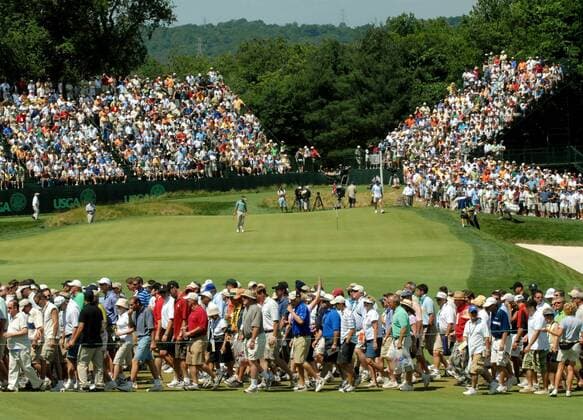 Zuschauer am Loch 15 auf der Golfanlage des Oakmont Country Clubs anlässlich der US Open 2007 -  (OAK2007061506) Golf Herren US Open 2007, PGA Tour Totale Oakmont Golf Herren US Open 2007, PGA Tour Totale Oakmont