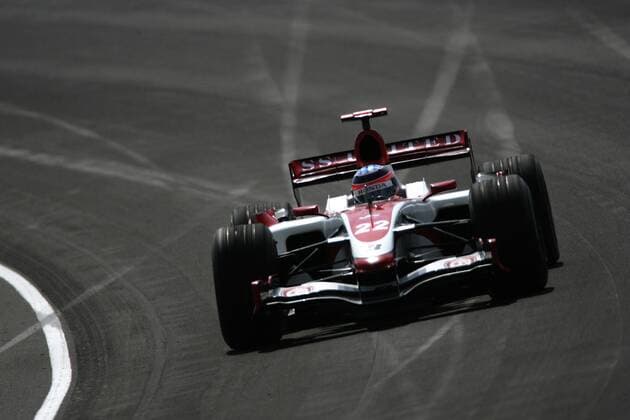 Takuma Sato (Japan Super Aguri) in seinem Boliden - Motorsport Grand Prix Herren Großer Preis der USA 2007, Formel 1 Weltmeisterschaft, F1, F, GP, WM Einzelbild Freies Training Indianapolis Motorsport Grand Prix Herren Großer Preis der USA 2007, Formel 1 Weltmeisterschaft, F1, F, GP, WM Einzelbild Freies Training Indianapolis