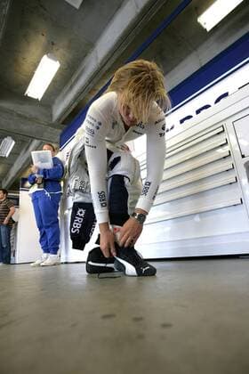 Nico Rosberg (Deutschland Williams) schnürt seine Puma Schuhe - Motorsport Grand Prix Herren Großer Preis der USA 2007, Formel 1 Weltmeisterschaft, F1, F, GP, WM Gruppe Equipment Rennschuh Rennschuhe Indianapolis Motorsport Grand Prix Herren Großer Preis der USA 2007, Formel 1 Weltmeisterschaft, F1, F, GP, WM Gruppe Equipment Rennschuh Rennschuhe Indianapolis