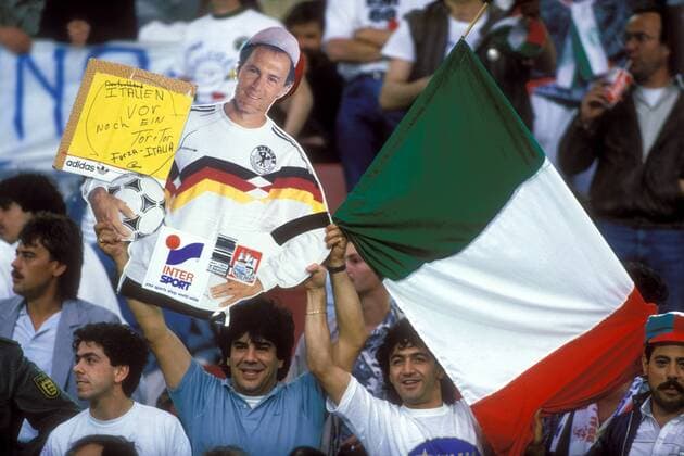 Italienische Fans lassen eine Pappfigur von Teamchef Franz Beckenbauer (BR Deutschland) in einer Sprechblase das eigene Team anfeuern: Italien vor, noch ein Tor - Forza Italia Fußball Länderspiel Herren EM 1988, Nationalmannschaft Italien, Gruppe 1, BRD, Vdia Gruppe Frankfurt M. Komik Fußball Länderspiel Herren EM 1988, Nationalmannschaft Italien, Gruppe 1, BRD, Vdia Gruppe Frankfurt M. Komik