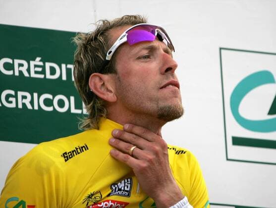 Christophe Moreau (Frankreich Ag2r Prevoyance) muss wohl in das Trikot des Gesamtführenden erst noch hineinwachsen Radsport Herren Dauphine Libere 2007, ProTour, Straßenradsport, Straße, Rad Einzelbild 6. Etappe: Gap - Valloire Freude, Radsport Herren Dauphine Libere 2007, ProTour, Straßenradsport, Straße, Rad Einzelbild 6. Etappe: Gap - Valloire Freude,