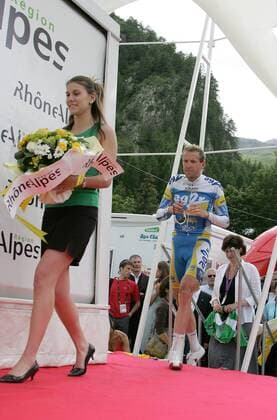 Christophe Moreau (Frankreich Ag2r Prevoyance) folgt einer Hostess zur Siegerehrung auf das Podium Radsport Herren Dauphine Libere 2007, ProTour, Straßenradsport, Straße, Rad Gruppe 6. Etappe: Gap - Valloire Radsport Herren Dauphine Libere 2007, ProTour, Straßenradsport, Straße, Rad Gruppe 6. Etappe: Gap - Valloire