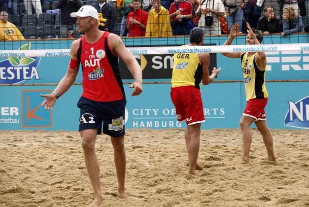 David Klemperer (re.) und Eric Koreng (beide Deutschland, Mitte) jubeln, Nik Berger (Österreich) enttäuscht Beachvolleyball Herren German Masters 2007, Nestea European Championship, Beach Gruppe Hamburg Freude, Enttäuschung, Beachvolleyball Herren German Masters 2007, Nestea European Championship, Beach Gruppe Hamburg Freude, Enttäuschung,